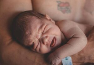 Mơ Thấy Sinh Em Bé Đánh Con Gì? Điềm Lành Và Con Số May Mắn